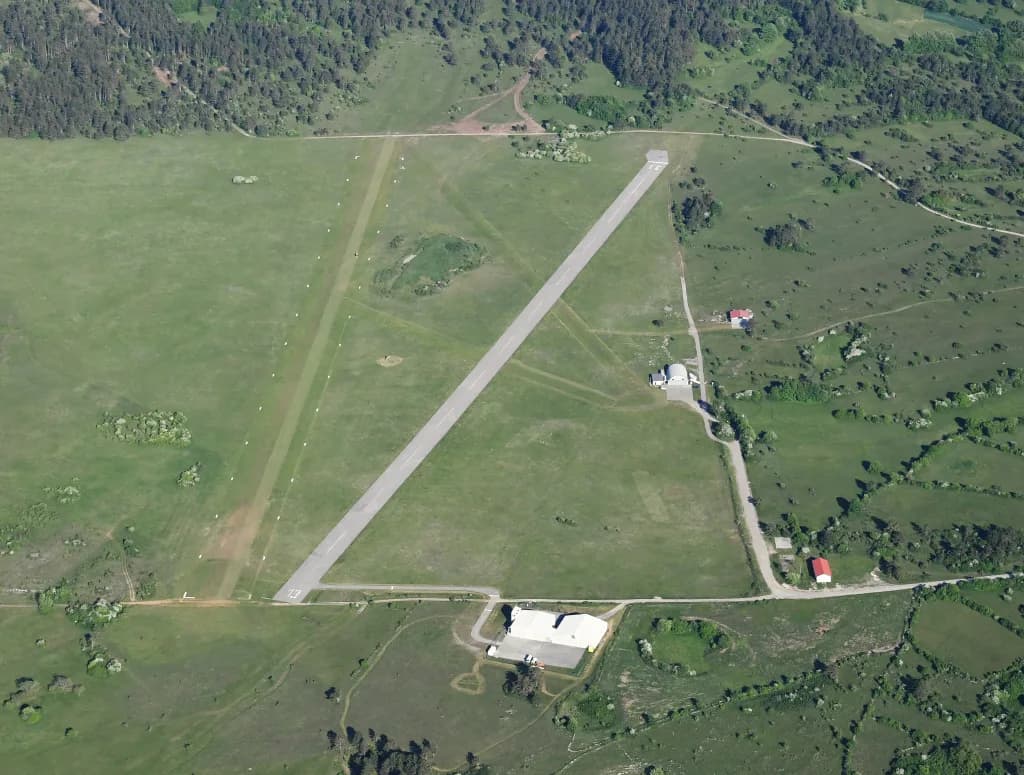 Vue aérienne de l'infrastructure de Divača Airfield