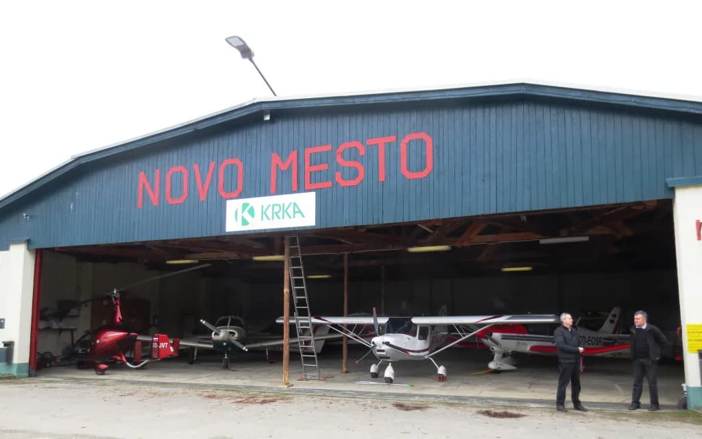 Vue aérienne de l'infrastructure de Novo Mesto Airfield