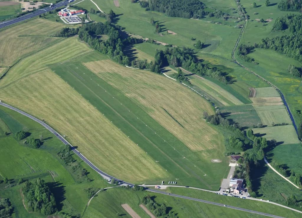 Vue aérienne de l'infrastructure de Postojna Airfield