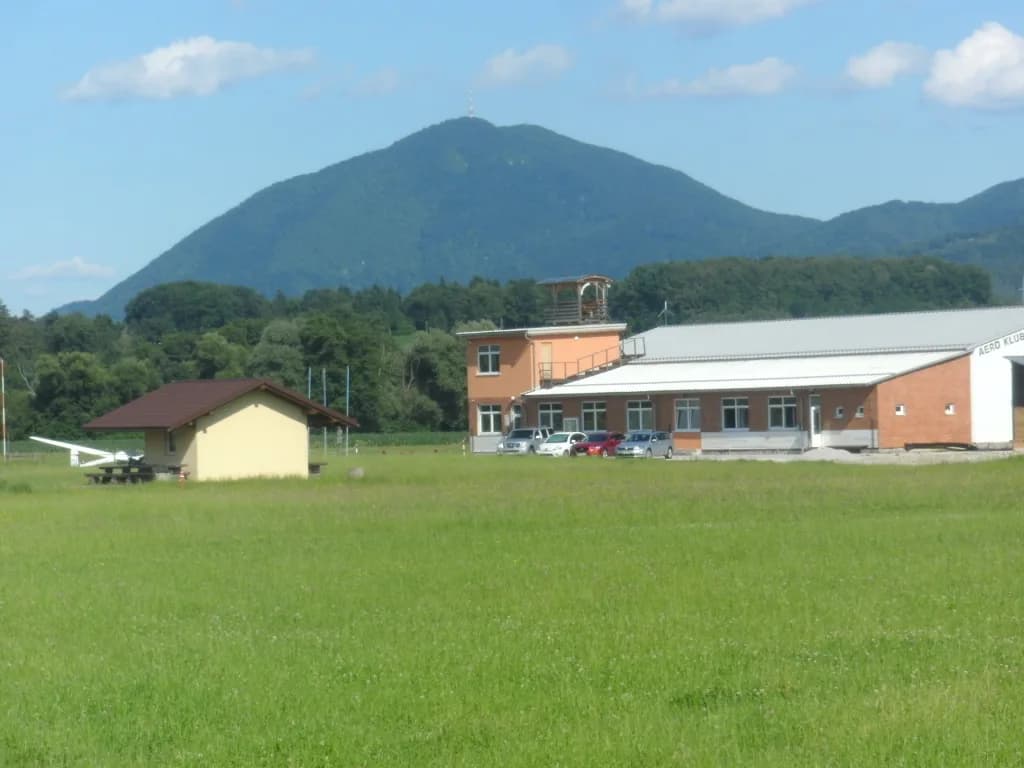 Panorama infrastruktury portu Slovenske Konjice Airfield