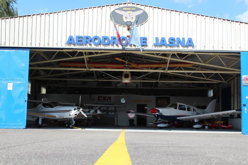 Luftaufnahme der Infrastruktur von Jasná Airfield