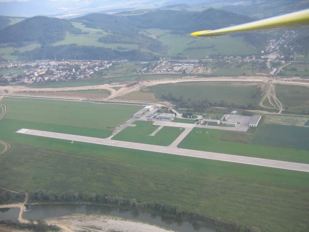 Luftaufnahme der Infrastruktur von Žilina-Dolný Hričov Airport