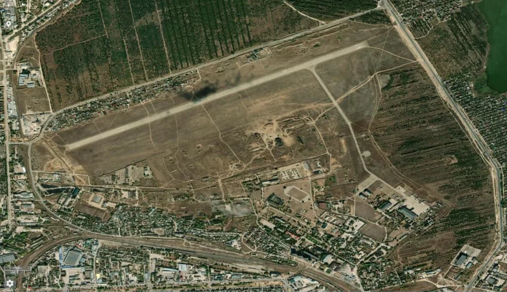 Luftaufnahme der Infrastruktur von Yevpatoriya Airport