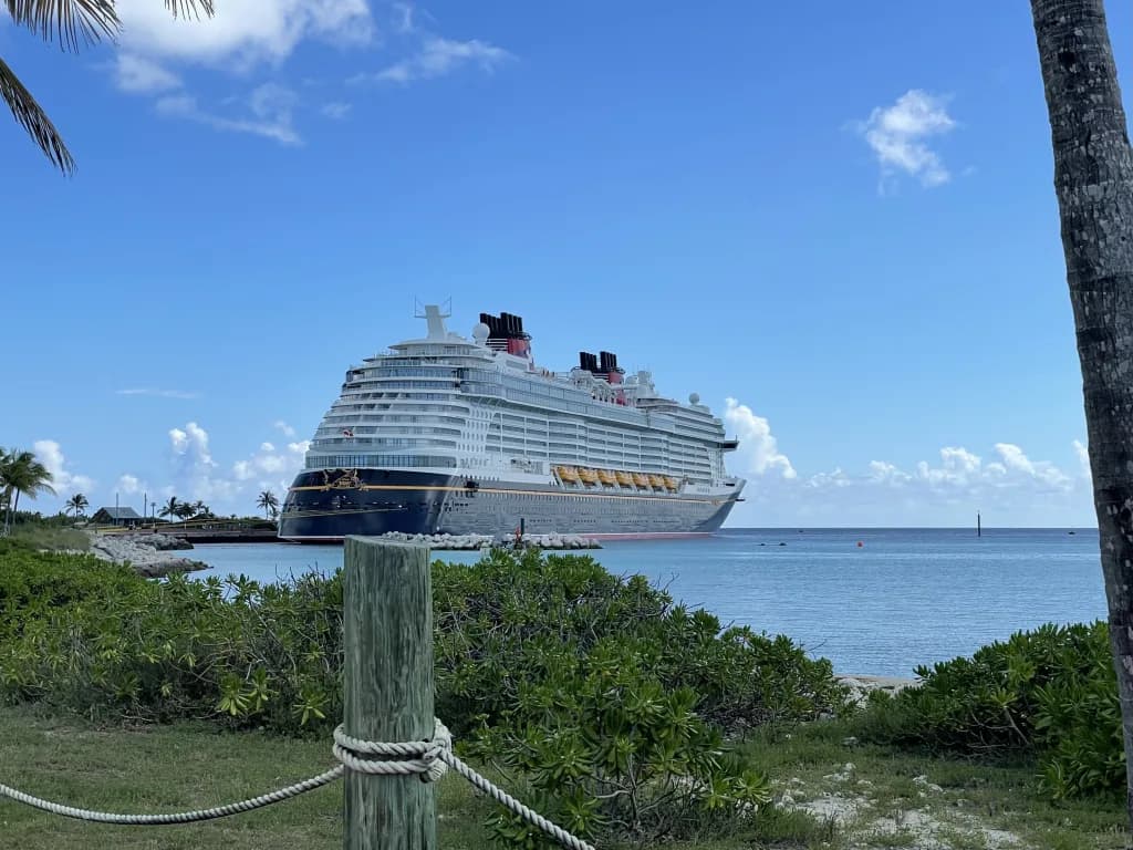 Luftaufnahme der Infrastruktur von Castaway Cay (Gorda Cay) Airstrip
