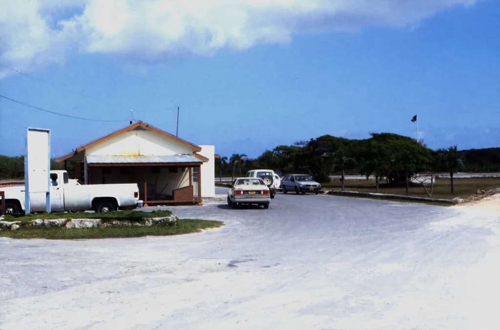 Luftaufnahme der Infrastruktur von Deadman's Cay Airport