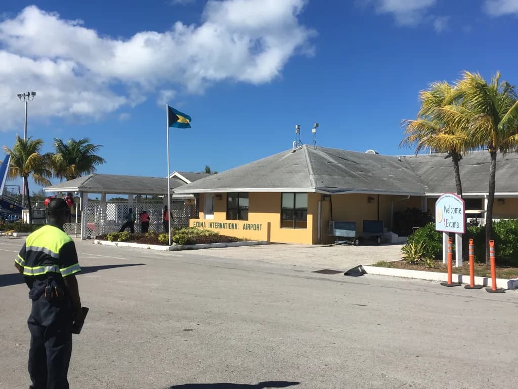 Luftaufnahme der Infrastruktur von Exuma International Airport