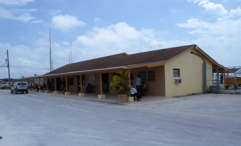 Panorama infrastruktury portu North Eleuthera Airport
