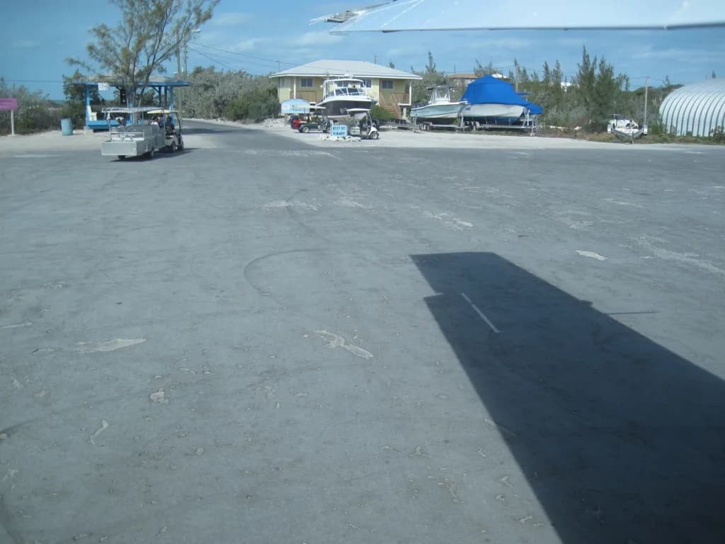 Panorama infrastruktury portu Staniel Cay Airport