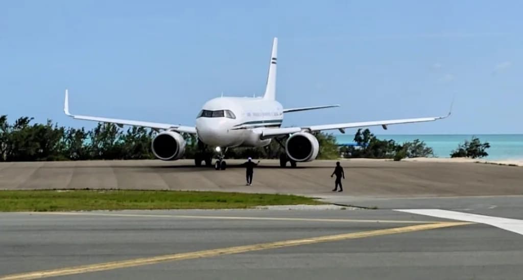 Panorama infrastruktury portu Torch Cay Airport