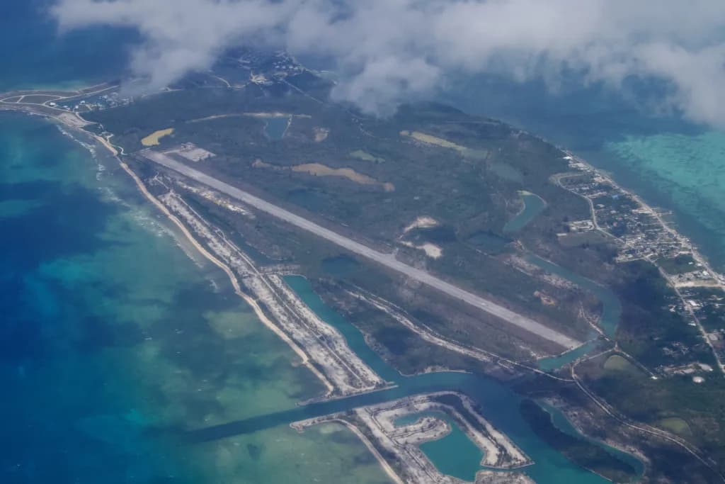 Luftaufnahme der Infrastruktur von West End Airport