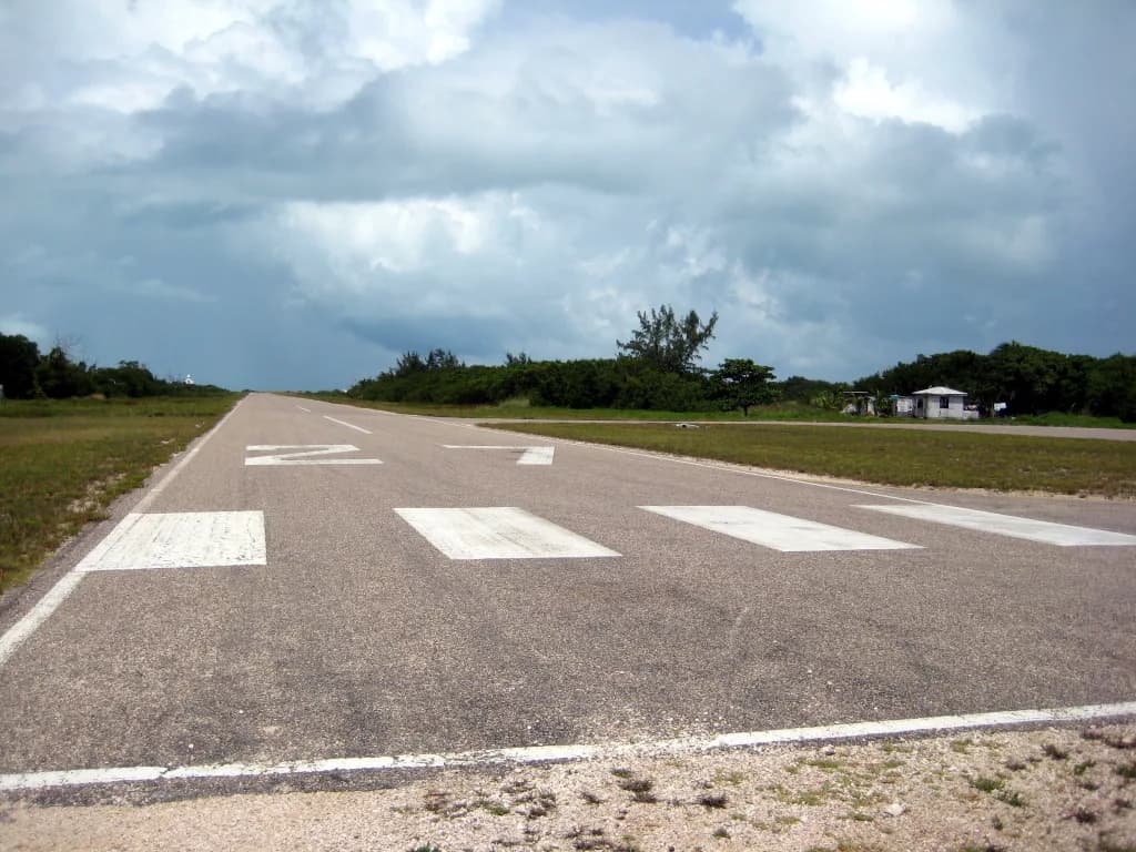 Luftaufnahme der Infrastruktur von Caye Caulker Airport