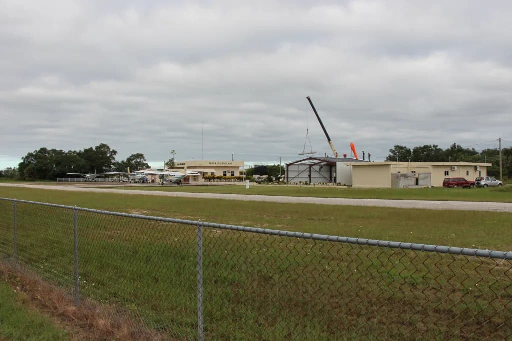 Luftaufnahme der Infrastruktur von Dangriga Airport