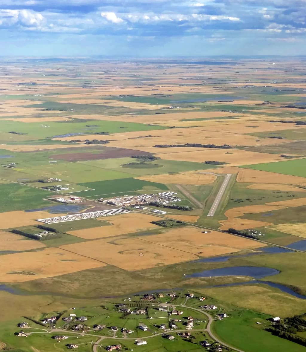 Luftaufnahme der Infrastruktur von Airdrie Aerodrome
