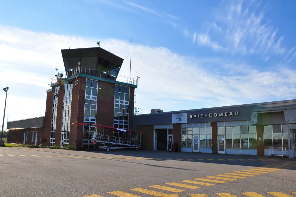 Luftaufnahme der Infrastruktur von Baie-Comeau Airport