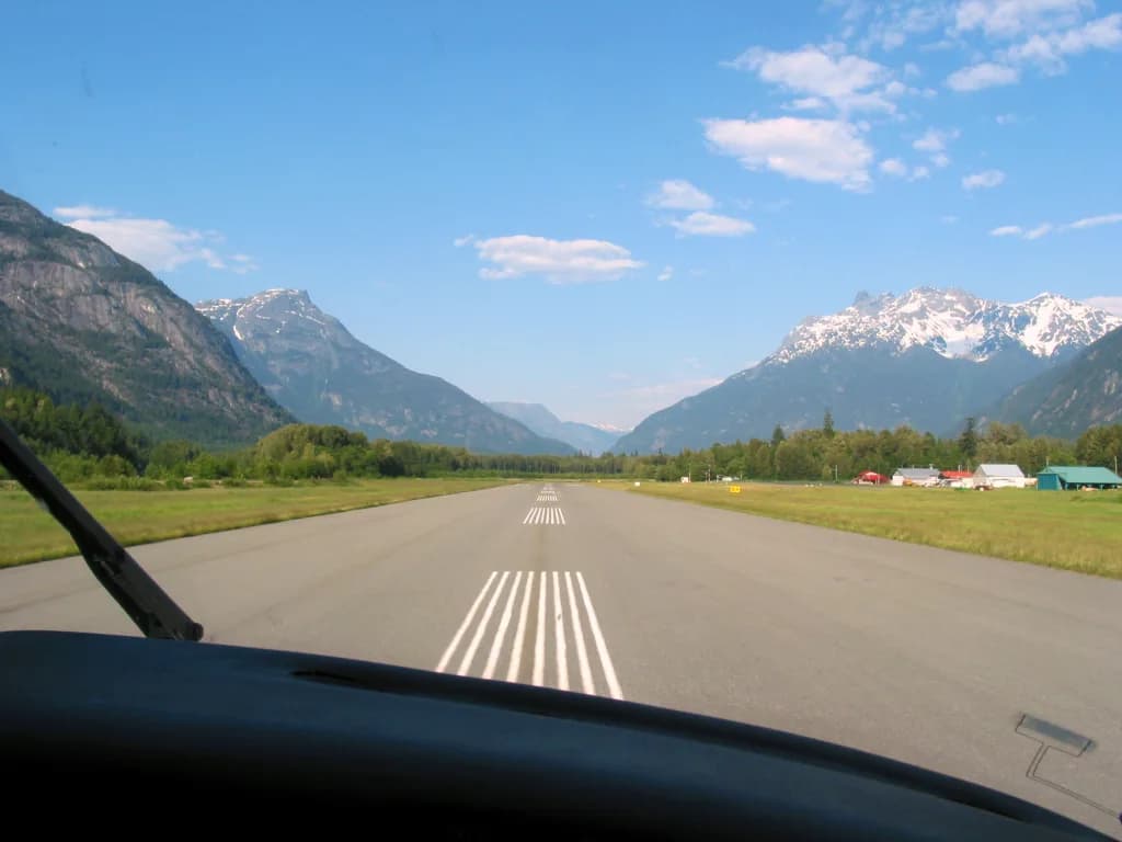Luftaufnahme der Infrastruktur von Bella Coola Airport