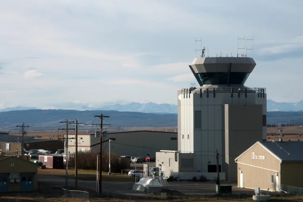 Luftaufnahme der Infrastruktur von Calgary / Springbank Airport