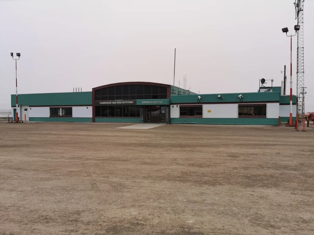Luftaufnahme der Infrastruktur von Cambridge Bay Airport