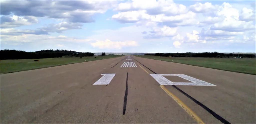 Vue aérienne de l'infrastructure de Edmonton / Cooking Lake Airport