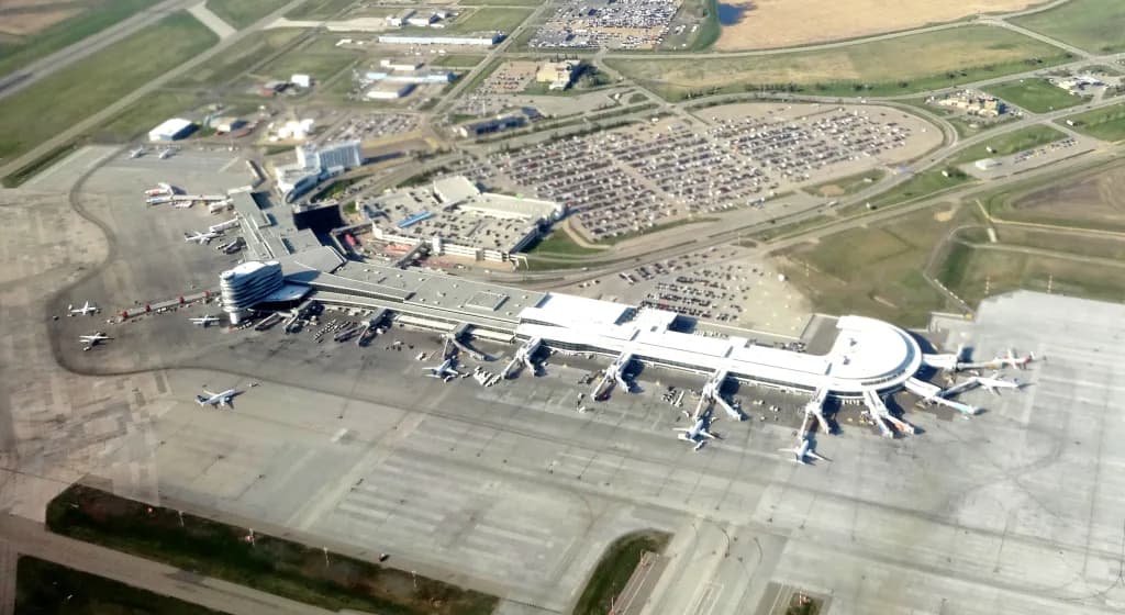 Luftaufnahme der Infrastruktur von Edmonton International Airport