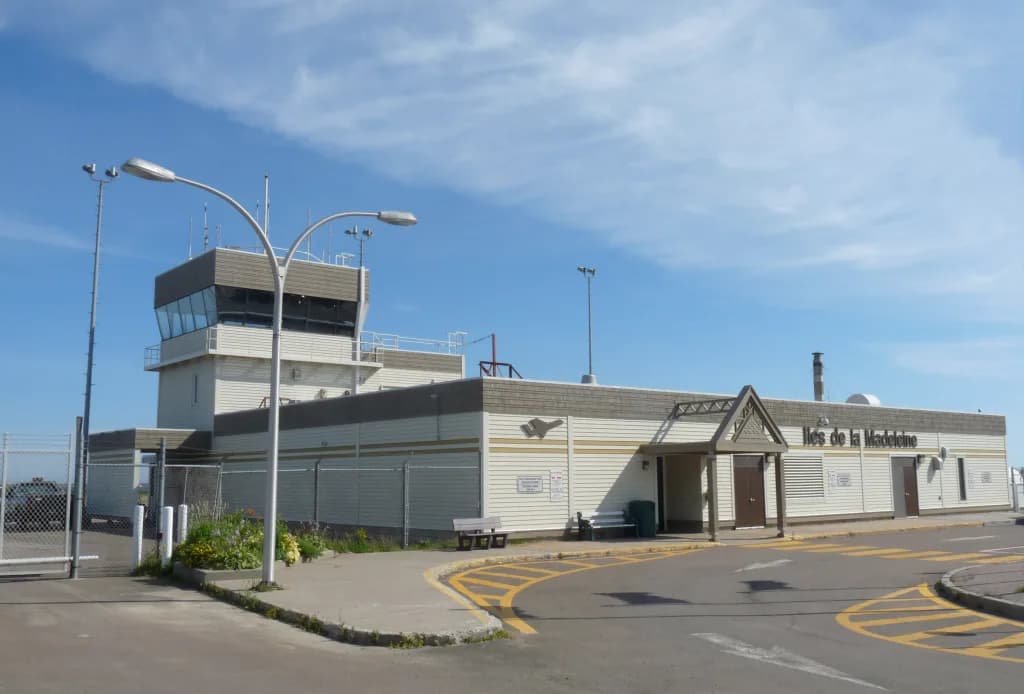 Luftaufnahme der Infrastruktur von Îles-de-la-Madeleine Airport
