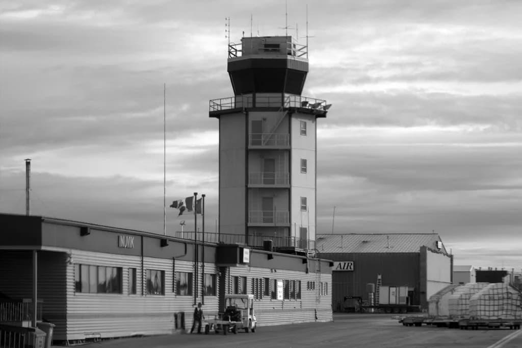 Luftaufnahme der Infrastruktur von Inuvik Mike Zubko Airport