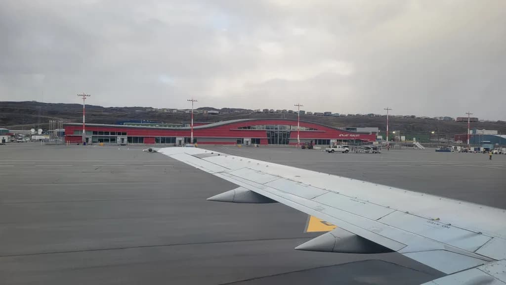 Luftaufnahme der Infrastruktur von Iqaluit Airport