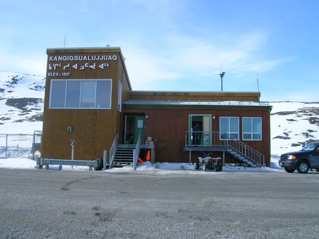 Luftaufnahme der Infrastruktur von Kangiqsualujjuaq (Georges River) Airport
