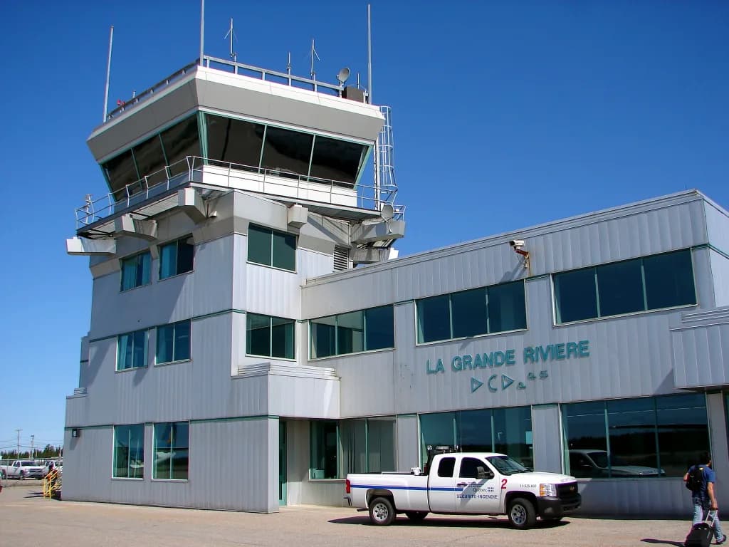 Luftaufnahme der Infrastruktur von La Grande Rivière Airport