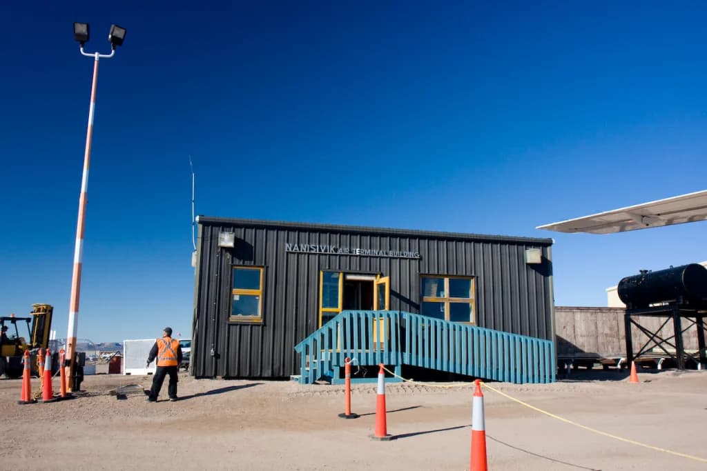 Luftaufnahme der Infrastruktur von Nanisivik Airport