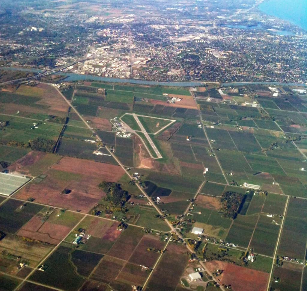 Luftaufnahme der Infrastruktur von Niagara District Airport