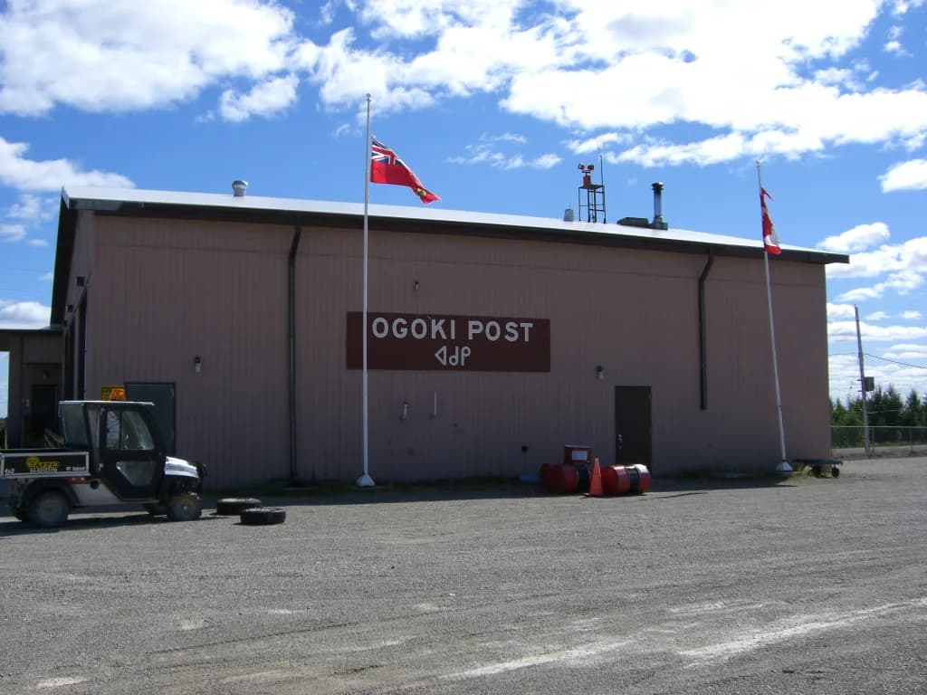 Luftaufnahme der Infrastruktur von Ogoki Post Airport