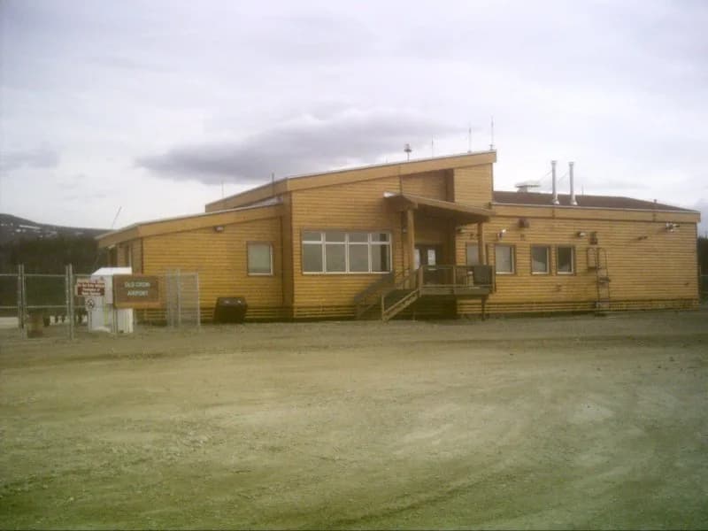 Luftaufnahme der Infrastruktur von Old Crow Airport