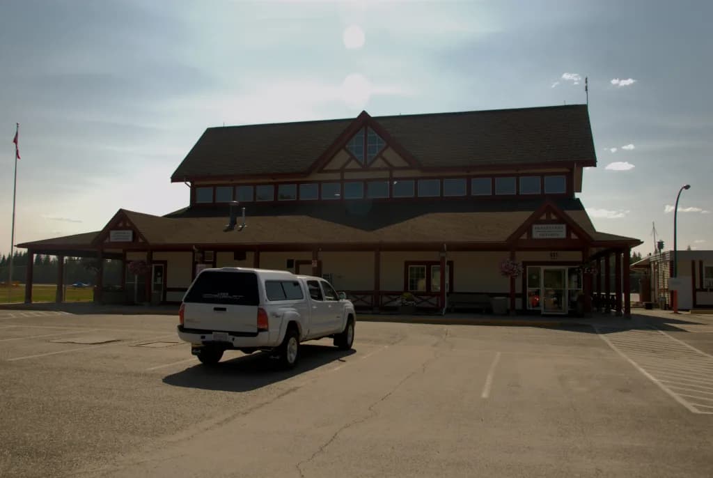 Luftaufnahme der Infrastruktur von Quesnel Airport