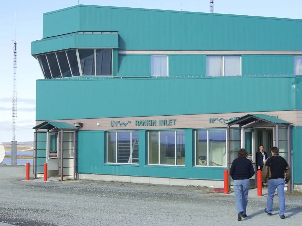 Luftaufnahme der Infrastruktur von Rankin Inlet Airport
