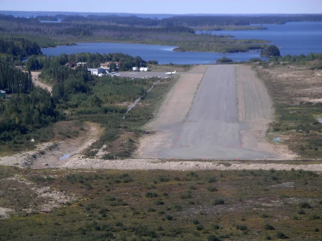 Luftaufnahme der Infrastruktur von Red Sucker Lake Airport