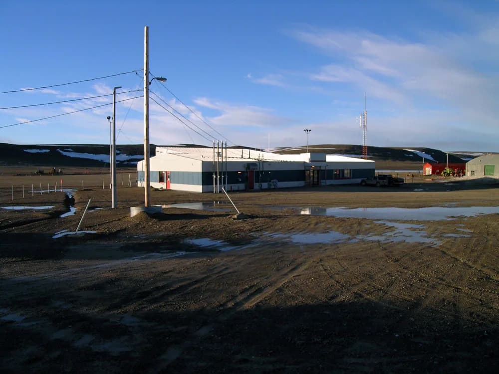 Luftaufnahme der Infrastruktur von Resolute Bay Airport