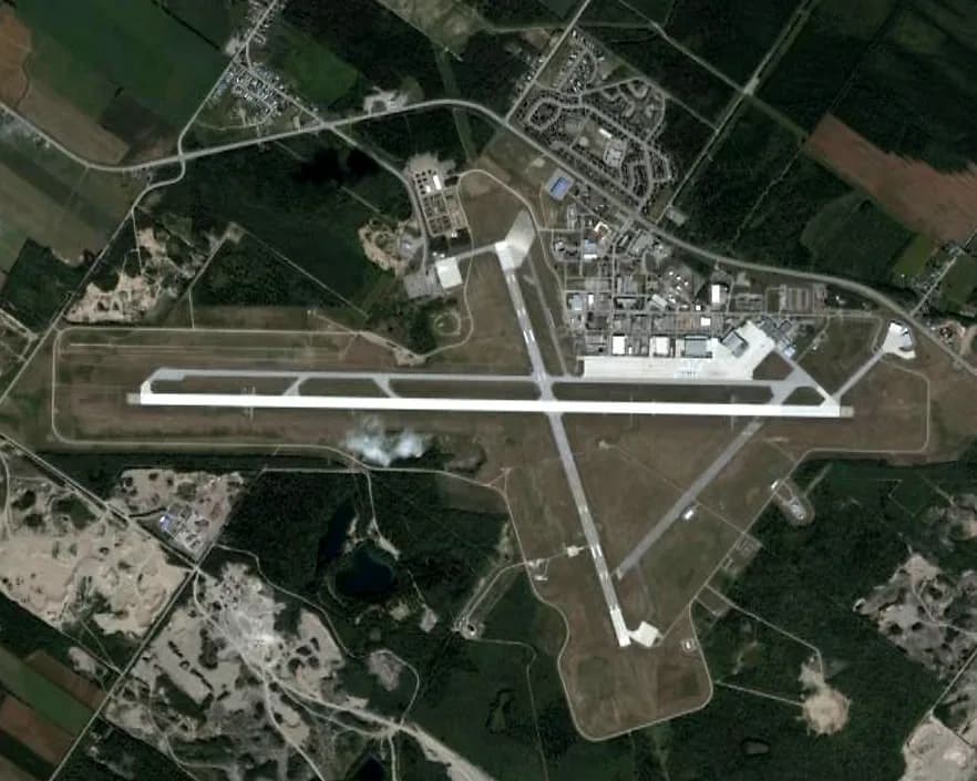 Luftaufnahme der Infrastruktur von Saguenay-Bagotville Airport