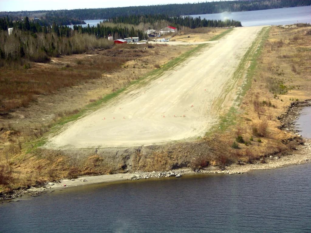 Luftaufnahme der Infrastruktur von St. Theresa Point Airport