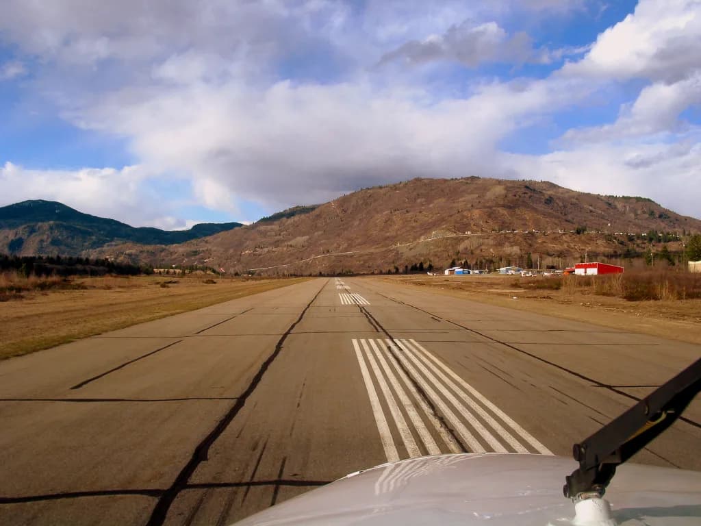 Luftaufnahme der Infrastruktur von Trail Regional Airport