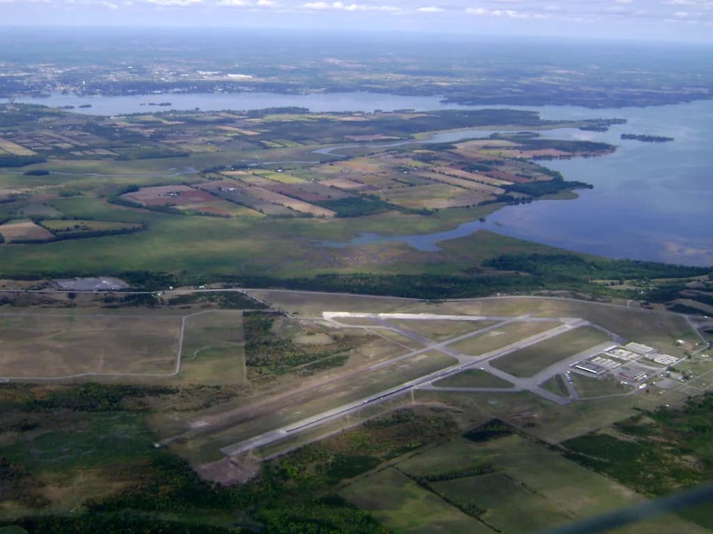 Luftaufnahme der Infrastruktur von Trenton/Mountain View Airport