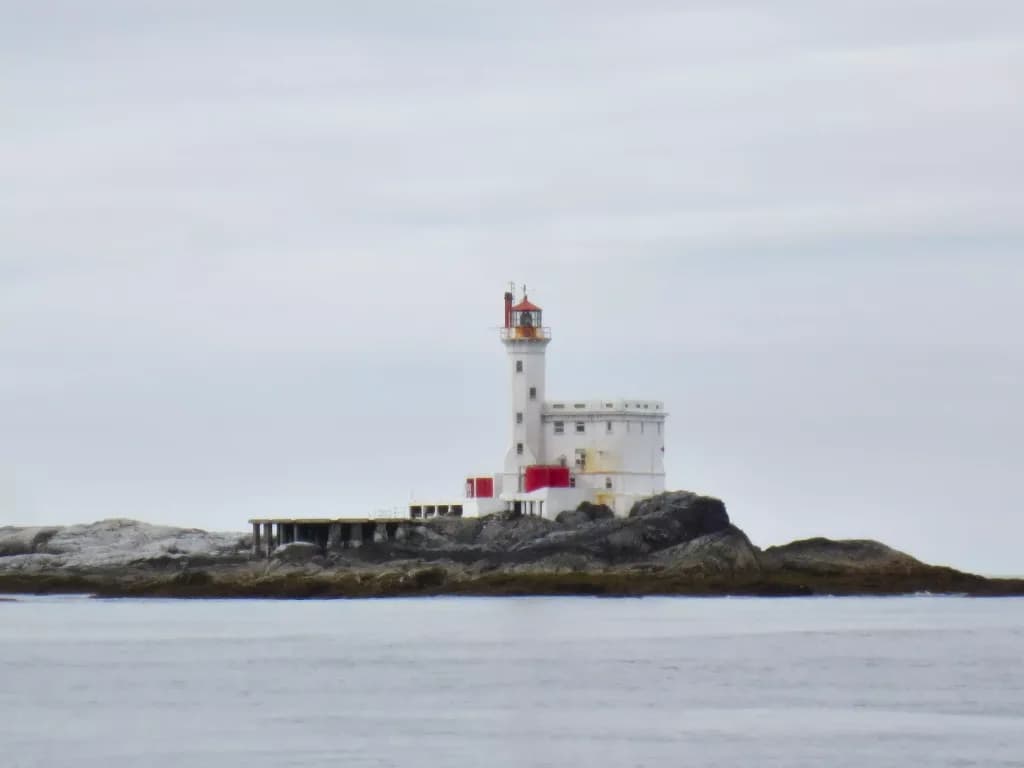 Vue aérienne de l'infrastructure de Triple Island Lightstation Helipad