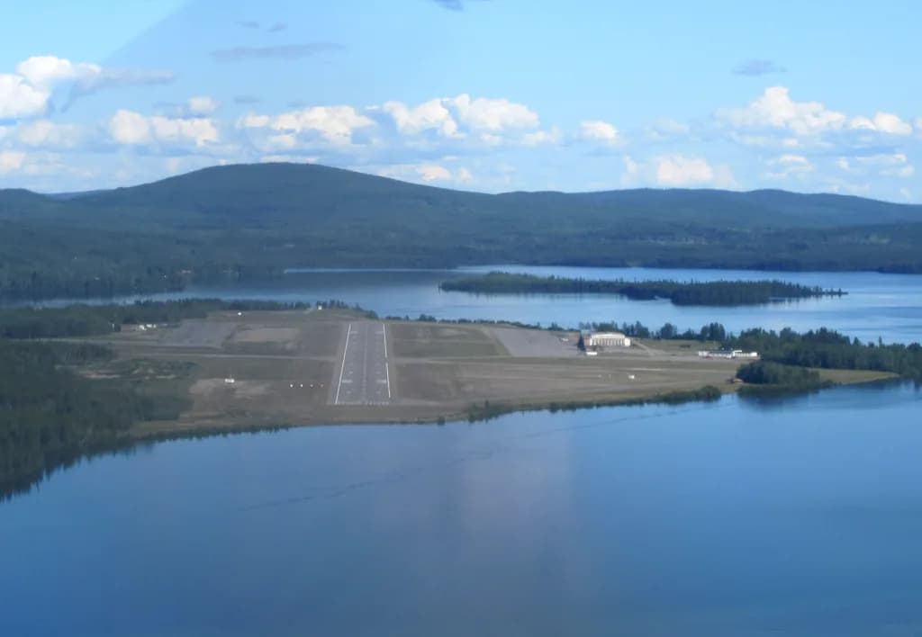 Panorama infrastruktury portu Watson Lake Airport