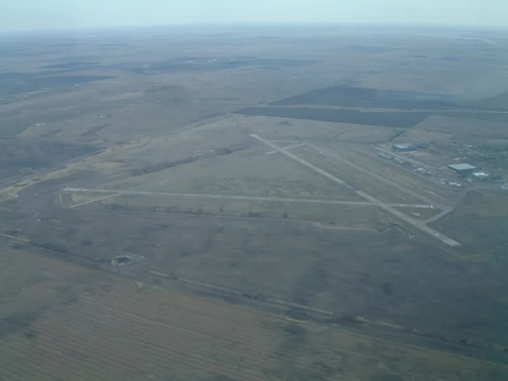 Luftaufnahme der Infrastruktur von Weyburn Airport