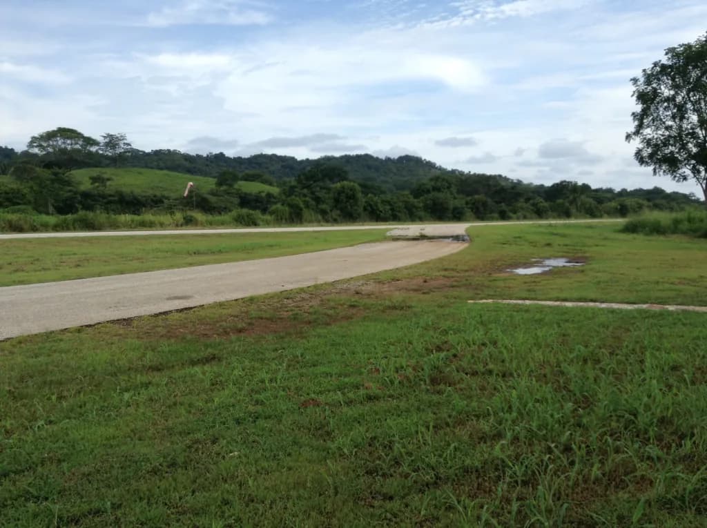 Luftaufnahme der Infrastruktur von Islita Airport