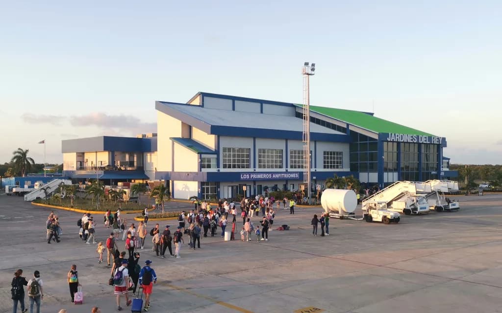 Luftaufnahme der Infrastruktur von Jardines Del Rey Airport