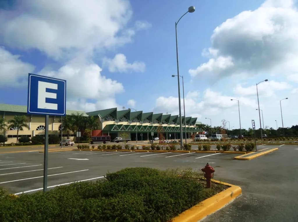 Panorama infrastruktury portu Samaná El Catey International Airport