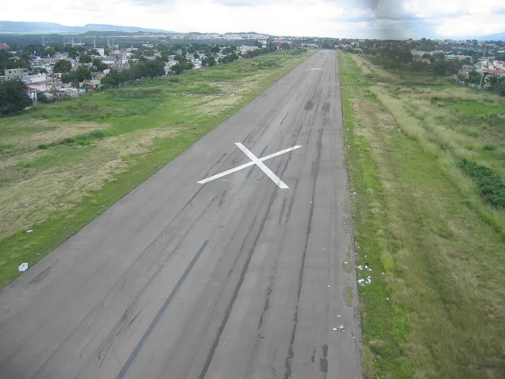Luftaufnahme der Infrastruktur von Santiago Municipal Airport