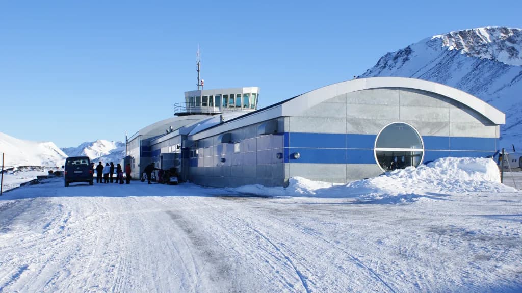 Luftaufnahme der Infrastruktur von Kulusuk Airport