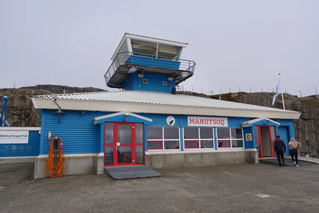 Vue aérienne de l'infrastructure de Maniitsoq Airport