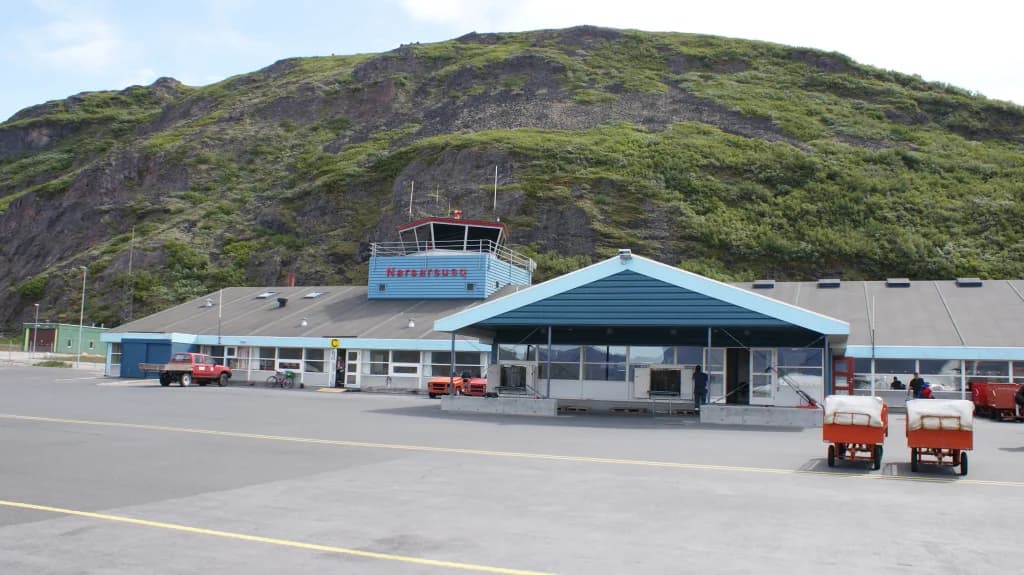 Luftaufnahme der Infrastruktur von Narsarsuaq Airport